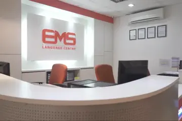 معهد EMS في ماليزيا – مكتب الاستقبال داخل معهد اللغة الإنجليزية في كوالالمبور