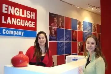 موظفات الاستقبال في المعهد الاسترالي ELC في ماليزيا لتعلم اللغة الإنجليزية.