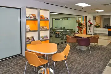 المعهد الأمريكي في ماليزيا ELS من الداخل وقاعات الدراسة الحديثة.