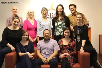 فريق معهد إيليت ELIT Language Center في ماليزيا خلال صورة جماعية داخل المعهد