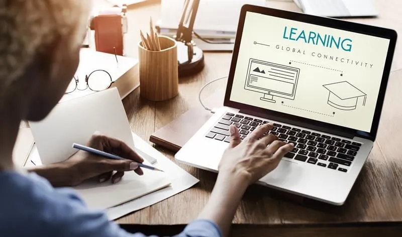 دراسة الدكتوراه عن بعد في ماليزيا 2026 توضح الجامعات المتاحة، شروط القبول، وآلية الدراسة الإلكترونية للطلاب الدوليين.
