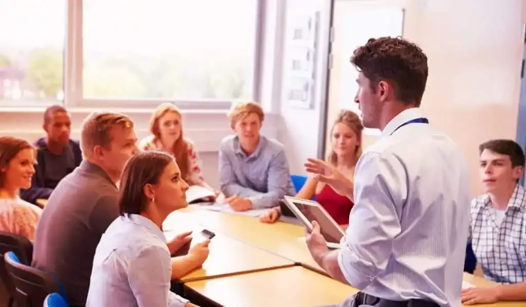 طلاب دوليون يدرسون اللغة الإنجليزية داخل قاعة دراسية في معهد ووردزورث Wordsworth Language Centre في ماليزيا