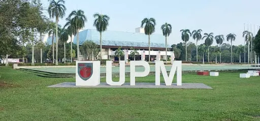 صورة جامعة بوترا UPM في ماليزيا 2026، مباني الحرم الجامعي والطبيعة المحيطة بها.